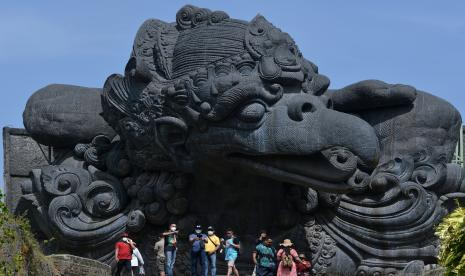 Wisatawan mengunjungi Garuda Wisnu Kencana (GWK) Cultural Park saat hari pertama pembukaan kembali kawasan pariwisata itu di Badung, Bali.