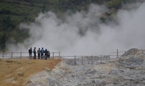 Wisatawan mengunjungi Kawah Sikidang, Dataran Tinggi Dieng, Banjarnegara, Jateng.