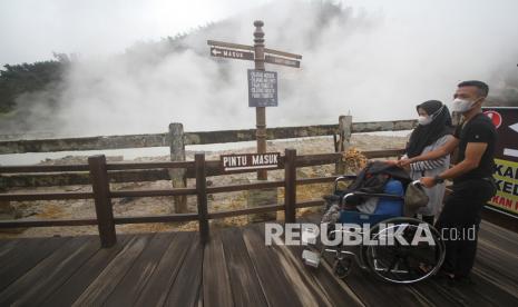 Wisatawan mengunjungi Kawah Sikidang di Dataran Tinggi Dieng, Batur, Kabupaten Banjarnegara, Jawa Tengah, Sabtu (27/11/2021). Holding BUMN Pariwisata dan Pendukung mengatakan saat ini holding sudah menyiapkan rencana agar bisnis yang dijalankan tetap sehat dan menguntungkan.