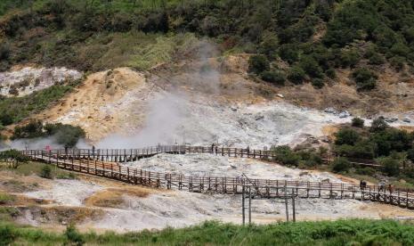 Wisatawan mengunjungi Kawah Sikidang di kawasan dataran tinggi Dieng Desa Dieng Kulon, Batur, Banjarnegara, Jawa Tengah, Sabtu (27/2/2021). Menurut pengelola tempat wisata kawasan Dieng, sejak penerapan Pemberlakuan Pembatasan Kegiatan Masyarakat (PPKM) jumlah kunjungan wisatawan menurun hingga 70 persen dibandingkan sebelumnya.