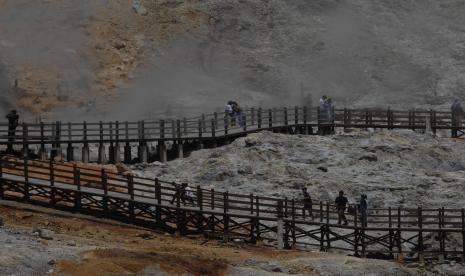 Tempat wisata Kawah Sikidang di kawasan dataran tinggi Dieng Desa Dieng Kulon, Batur, Banjarnegara, Jawa Tengah.