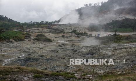 Wisatawan mengunjungi Kawah Sikidang Dieng di Kabupaten Banjarnegara, Jawa Tengah. Pemkab Banjarnegara sebut peningkatan aktivitas Gunung Dieng tak pengaruhi pariwisata.