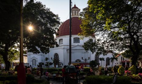 Wisatawan mengunjungi kawasan Kota Lama di Semarang, Jawa Tengah, Jumat (25/12/2020). Satgas COVID-19 mengeluarkan sejumlah imbauan saat libur Natal dan Tahun Baru diantaranya yaitu agar masyarakat tetap menjalankan protokol kesehatan secara ketat, menghindari keramaian, dan melaksanakan tes usap cepat antigen ketika bepergian ke luar kota guna mencegah lonjakan kasus COVID-19, serta mewaspadai adanya mutasi virus Corona baru dari Inggris yang telah ditemukan di Singapura.