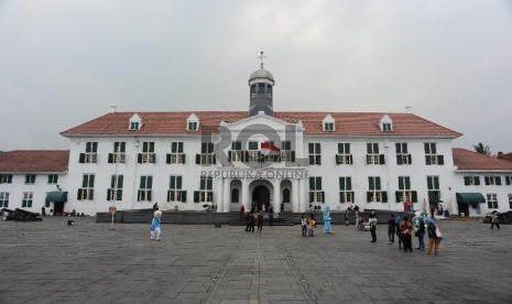 Wisatawan mengunjungi Kawasan Kota Tua, Jakarta Barat, Rabu (1/4). ( Republika/Raisan Al Farisi)