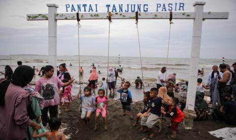 Wisatawan mengunjungi kawasan Pantai Tanjung Pasir di Kabupaten Tangerang, Banten, Selasa (3/5/2022). Objek wisata tersebut kembali ramai dikunjungi wisatawan pada saat liburan Hari Raya Idul Fitri 1443 H setelah dua tahun sebelumnya sempat mengalami penurunan kunjungan akibat pandemi COVID-19. 