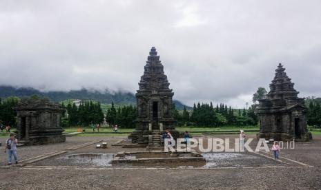 Wisatawan mengunjungi kawasan wisata Candi Arjuna Dieng di Kabupaten Banjarnegara, Jawa Tengah, Sabtu (5/2/2022). Pemerintah Kabupaten Banjarnegara, Jawa Tengah menginformasikan, selama libur Lebaran 1443 Hijriah sebanyak 94.742 orang wisatawan mengunjungi Kawasan Wisata Dataran Tinggi Dieng.