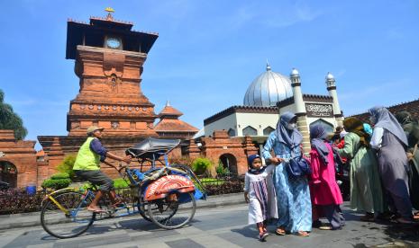 Wisatawan mengunjungi kompleks Masjid Menara Kudus, Desa Kauman, Kudus, Jawa Tengah, Rabu (20/10/2021). Kompleks masjid bersejarah peninggalan Sunan Kudus yang dibangun pada tahun 1549 Masehi (956 Hijriah) sekaligus menjadi tempat wisata ziarah makam Sunan Kudus itu ramai dikunjungi wisatawan untuk mengisi liburan Maulid Nabi Muhammad SAW.