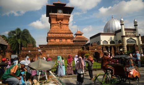 Wisatawan mengunjungi Masjid Menara Kudus peninggalan Sunan Kudus di Desa Kauman, Kudus, Jawa Tengah, Rabu (3/4/2019).