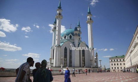  Wisatawan mengunjungi Masjid Qolsharif, di Kremlin abad ke-16, atau benteng, salah satu situs warisan dunia UNESCO selama Piala Dunia 2018 sepak bola di Kazan, Rusia, Jumat, 29 Juni 2018. (