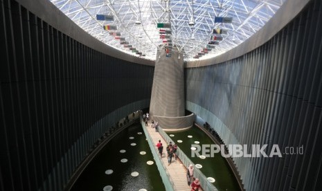 Wisatawan mengunjungi objek wisata edukasi museum tsunami di Banda Aceh, Aceh, Ahad (21/4/2019). 