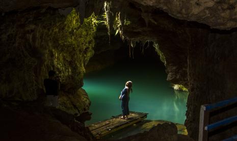 Wisatawan mengunjungi objek wisata Gua Liang Tapah yang merupakan salah satu dari 11 geosite Geopark Meratus berkelas internasional di Desa Geragata, Kabupaten Tabalong, Kalimantan Selatan, Ahad (25/9/2022). Badan pengelola Geoapark Meratus saat ini telah menyiapkan 11 geosite berkelas internasional dan 22 geosite nasional beserta potensi seni budaya, flora, dan fauna serta kuliner dalam pengajuan kawasan Pegunungan Meratus sebagai UNESCO Global Geopark (UGG) pada bulan November 2022. 