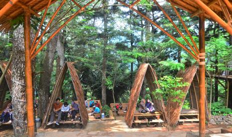 Wisatawan mengunjungi objek wisata Pijar Park di Dawe, Kudus, Jawa Tengah, Sabtu (18/12). Kabupaten Kudus, Jawa Tengah, hingga kini memiliki 28 desa wisata.