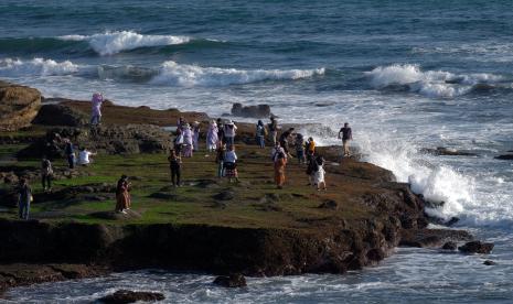 Wisatawan mengunjungi objek wisata Tanah Lot pada pemberlakuan pembatasan kegiatan masyarakat (PPKM) level 3 di Tabanan, Bali (ilustrasi). Badan Meteorologi, Klimatologi, dan Geofisika (BMKG) mengimbau masyarakat, termasuk wisatawan untuk berhati-hati terhadap potensi hujan yang disertai kilat/petir di beberapa tempat wisata di Bali pada 27-28 Maret 2023.