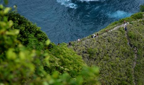 Wisatawan mengunjungi Pantai Kelingking di Nusa Penida, Klungkung, Bali, Sabtu (17/9/2022). Harga Tiket ke Bali Mahal Pengaruhi Jumlah Wisatawan Domestik