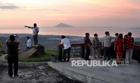 Wisatawan mengunjungi Puncak Makatete di Desa Warembungan, Minahasa, Sulawesi Utara, Kamis (7/10/2021). Objek wisata yang menawarkan pemandangan Kota Manado dan sekitarnya dari ketinggian, serta beragam kuliner khas Sulut tersebut mulai dibuka secara normal tanpa pembatasan jumlah pengunjung dengan tetap menerapkan protokol kesehatan ketat. 