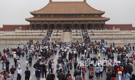 Wisatawan mengunjungi salah satu bangunan bagian dari situs bersejarah Kota Terlarang atau Forbidden City di Beijing, Cina. 