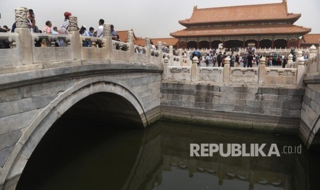 Para arkeolog China di Kota Chongqing, China  menemukan lebih dari 900 keping peninggalan budaya di sebuah kuil batu Buddha setempat. Foto: Wisatawan mengunjungi salah satu bangunan bagian dari situs bersejarah Kota Terlarang atau Forbidden City di Beijing, Tiongkok, Sabtu (5/5). 