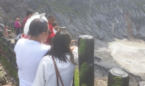 Wisatawan mengunjungi tempat wisata Tangkuban Perahu, Bandung, Jawa Barat, Ahad (18/2).