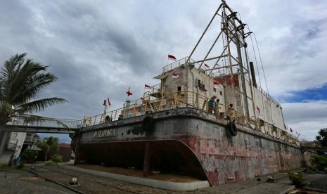 Wisatawan mengunjungi tempat wisata tsunami Kapal PLTD Apung di Desa Punge, Banda Aceh, Aceh, Selasa (23/8). 