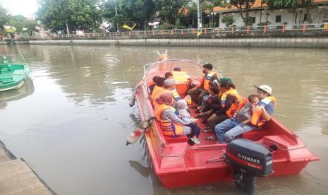   Wisata Perahu di Sungai Kalimas, Kota Surabaya, Jawa Timur, menjadi salah satu tujuan wisata warga pada saat libur Lebaran atau Hari Raya Idul Fitri 1443 Hijriah.  Tampak wisatawan menikmati area Wisata Perahu Kalimas Surabaya. 