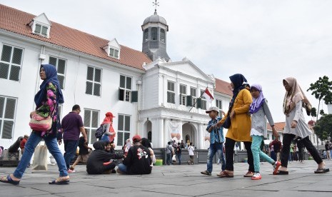 Wisatawan menikmati kawasan Kota Tua, Jakarta, Sabtu (20/4/2019).