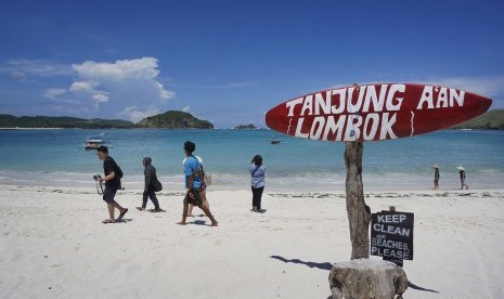 Wisatawan menikmati kawasan wisata Pantai Tanung Aan, Lombok Tengah, Nusa Tenggara Barat. (ilustrasi) 