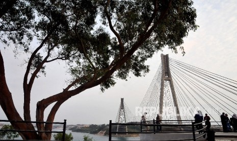 Wisatawan menikmati keindahan arsitektur jembatan Fisabilillah atau jembatan Barelang di Batam, Kepulauan Riau.