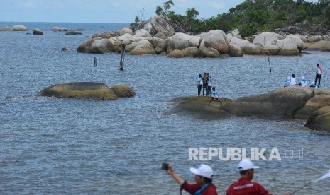 Wisatawan menikmati keindahan di Pantai Tanjung Tinggi, Belitung, Kamis (10/3).   (Republika/Raisan Al Farisi)