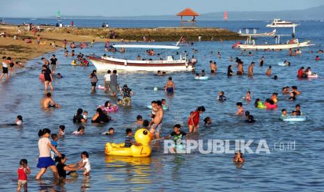 Wisatawan menikmati liburan di Pantai Mertasari Sanur, Denpasar, Bali, Sabtu (3/4/2021). Menteri Pariwisata dan Ekonomi Kreatif, Sandiaga Salahuddin Uno, mengatakan, terdapat perbaikan kunjungan wisatawan nusantara ke destinasi wisata di Indonesia. Terutama destinasi wisata Bali yang selama ini menjadi andalan sektor pariwisata nasional. 