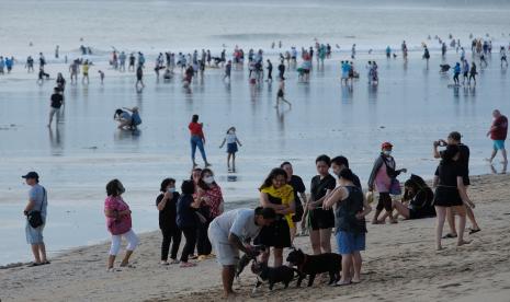 Wisatawan menikmati liburan Hari Raya Idul Fitri 1443 H. BMKG mengingatkan wisatawan waspadai gelombang tinggi di pantai selatan. Ilustrasi.