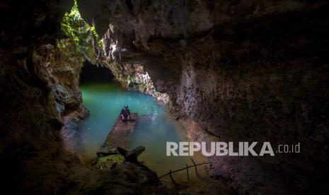 Kementrian Pariwisata menggandeng menggandeng Kementerian ESDM untuk mengembangkan destinasi wisata geopark. Foto, Goa Liang Tapah merupakan salah satu wisata alam yang termasuk geosite di wilayah Geopark Meratus di Provinsi Kalimantan Selatan yang ramai dikunjungi wisatawan saat hari libur. (ilustrasi)