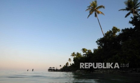 Wisatawan menikmati senja di Pantai Patuno, Wangi-Wangi, Wakatobi, Sulawesi Tenggara. 