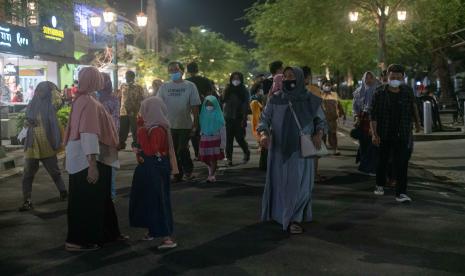 Warga menikmati suasana malam saat Car Free Night, ilustrasi