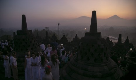 Wisatawan menikmati suasana matahari terbit di kawasan Taman Wisata Candi (TWC) Borobudur, Magelang, Jawa Tengah, Sabtu (18/5/2019). 