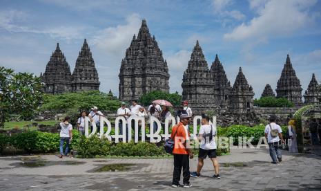 Wisatawan menikmati suasana pagi di Kompleks Candi Prambanan, Sleman, DI Yogyakarta, Ahad (8/3/2020)(Antara/Hendra Nurdiyansyah)