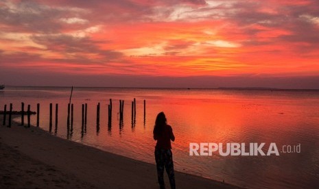 Wisatawan menikmati suasana senja di Pantai Laendra, Desa Kemujan, Karimunjawa, Jepara, Jawa Tengah, Ahad (22/7). 