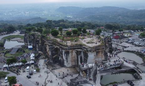 Wisatawan menikmati suasana sore di atas Tebing Breksi, Sleman, DI Yogyakarta, Kamis (5/5/2022).Destinasi wisata bekas penambangan batuan breksi endapan dari abu vulkanik Gunung Api Purba tersebut menjadi destinasi favorit wisatawan menghabiskan libur lebaran. 