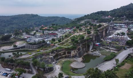 Wisatawan menikmati suasana sore di atas Tebing Breksi, Sleman, DI Yogyakarta, Kamis (5/5/2022).Destinasi wisata bekas penambangan batuan breksi endapan dari abu vulkanik Gunung Api Purba tersebut menjadi destinasi favorit wisatawan menghabiskan libur lebaran. Kini Menggelar Event di Destinasi Wisata Sleman tak Perlu Izin Satgas Covid-19