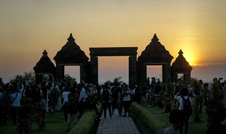 Wisatawan menikmati suasana sore di situs Candi Ratu Boko, Prambanan, Sleman, DI Yogyakarta. (ilustrasi) 