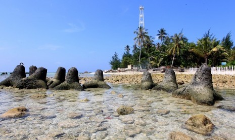 Wisatawan menikmati susasana kawasan Pulau Tikus di Bengkulu, Kamis (25/5). 