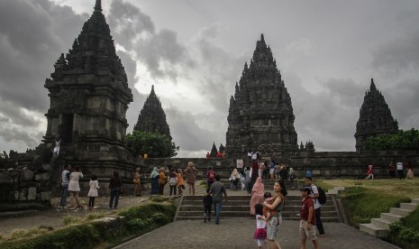 Wisatawan menikmati Taman Wisata Candi Prambanan (TWCP), Sleman, DI Yogyakarta, Jumat (23/12).