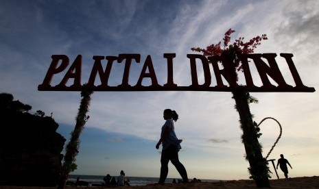 Wisatawan menikmati wisata Pantai Drini, Gunungkidul, DI Yogyakarta.