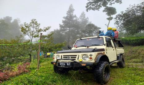 Wisatawan menjelajahi kawasan Dayeuhmanggung, Kecamatan Cilawu, Kabupaten Garut, menggunakan jip, Sabtu (26/11/2022). Wisata jip menjadi salah pilihan untuk wisatawan di Kabupaten Garut yang populer sejak setahun terakhir. 