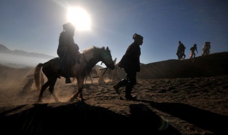  Wisatawan menunggangi kuda menuju kaki Gunung Bromo