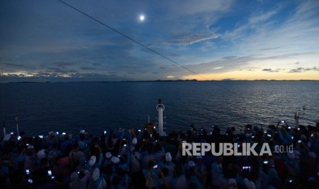 Wisatawan menyaksikan gerhana matahari total diatas KM Kelud di perairan Bangka Belitung, Rabu (9/3).  (Republika/Raisan Al Farisi)