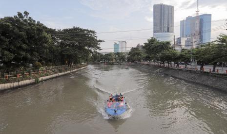 Wisatawan menyusuri sungai dengan perahu wisata di Sungai Kalimas, Surabaya, Jawa Timur, Jumat (15/4/2022). Wisata Perahu Kalimas yang berada di pusat Kota Surabaya tersebut merupakan salah satu pilihan wisata bagi warga Surabaya dan sekitarnya untuk memanfaatkan libur Paskah.