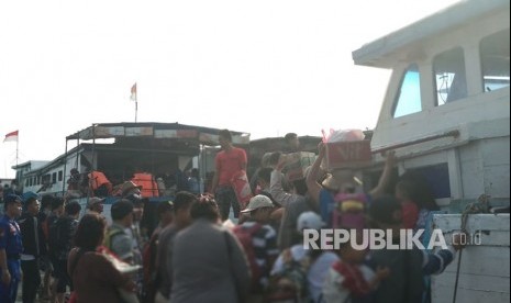 Wisatawan mulai memenuhi Dermaga Kali Adem, Pelabuhan Muara Angke, Jakarta Utara untuk menuju beberapa pulau di Kepulauan Seribu saat musim libur Lebaran 2018, Ahad (17/6). 