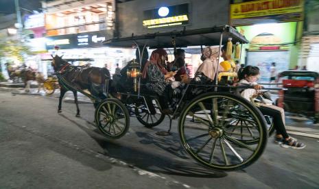 Wisatawan naik andong saat Car Free Night di Malioboro, Danurejan, Yogyakarta, Sabtu (30/4/2022). Pemberlakuan Car Free Night (malam bebas kendaraan bermotor) di sepanjang Jalan Malioboro menjadi daya tarik baru menikmati suasana kawasan Malioboro saat libur Lebaran mendatang.