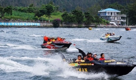 Wisatawan naik speedboat mengelilingi Telaga Sarangan, Magetan, Jatim(Antara/Siswowidodo)