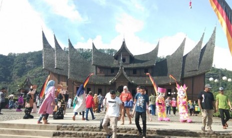 Wisatawan ramai kunjungi Istana Pagaruyung pada H+2 Lebaran, Jumat (7/6).